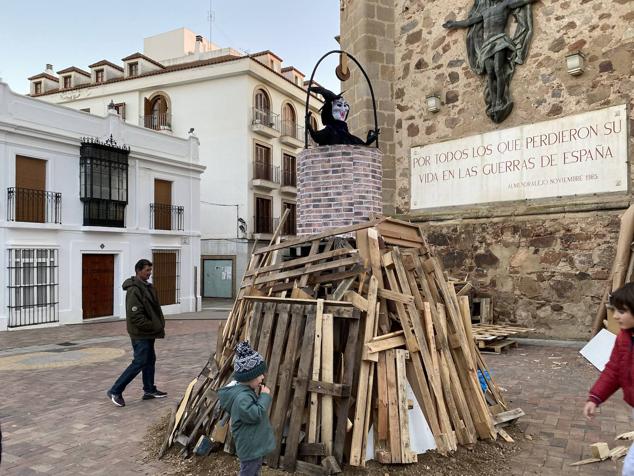 Las 60 candelas prendieron todas al unísono a las ocho de la tarde. 