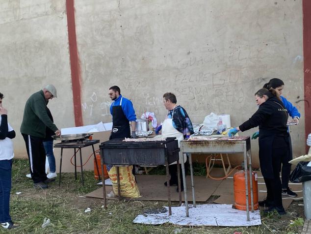 Las 60 candelas prendieron todas al unísono a las ocho de la tarde. 