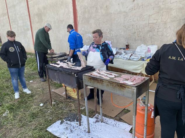 Las 60 candelas prendieron todas al unísono a las ocho de la tarde. 