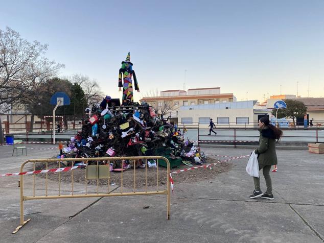 Las 60 candelas prendieron todas al unísono a las ocho de la tarde. 