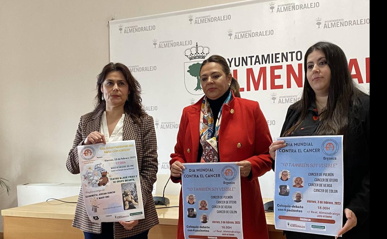 Las técnicas de la Oncológica junto a la concejala (centro). 