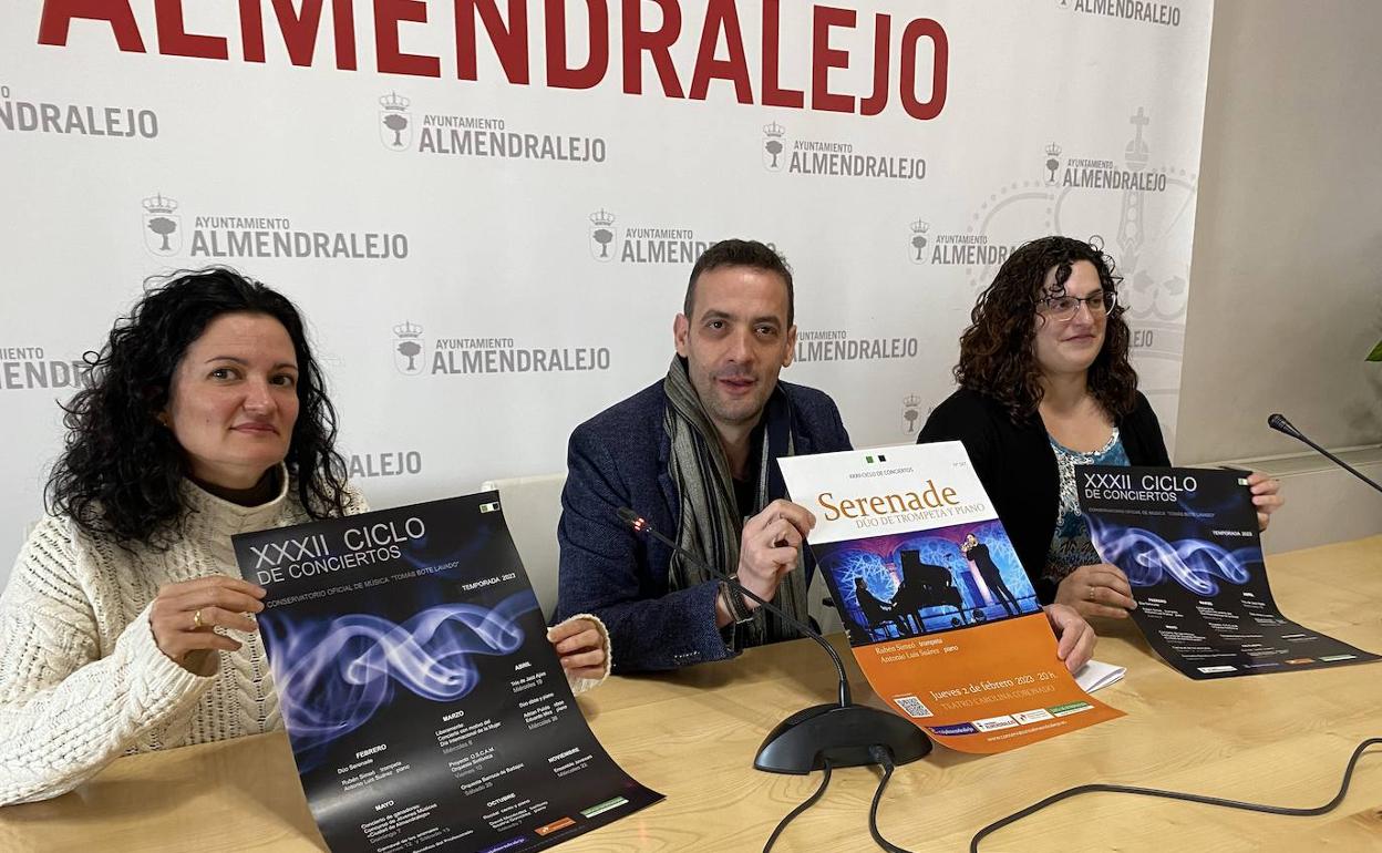 Las profesoras del centro junto al concejal muestran el cartel. 