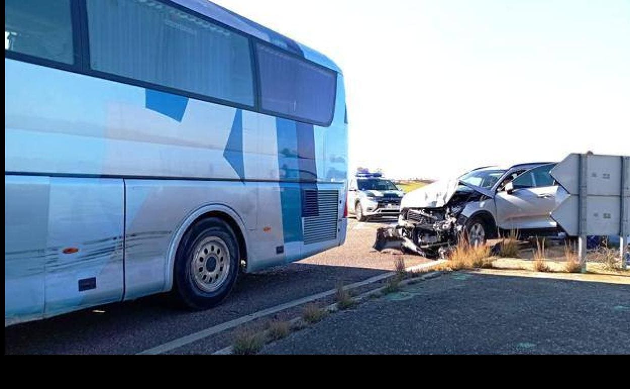 Imagen del autobús accidentado con el turismo. 