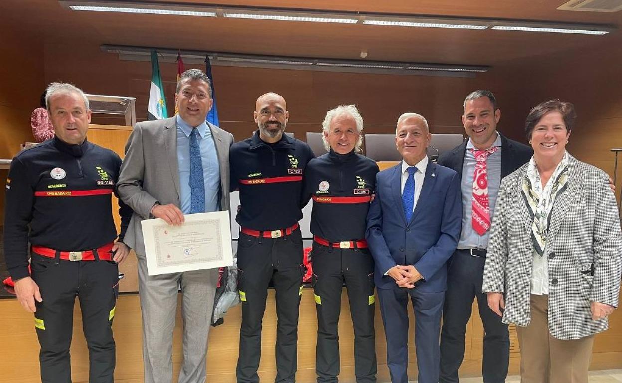 Varios bomberos, con el jefe del parque, Domingo Durán, a la cabeza recibieron esta distinción. 