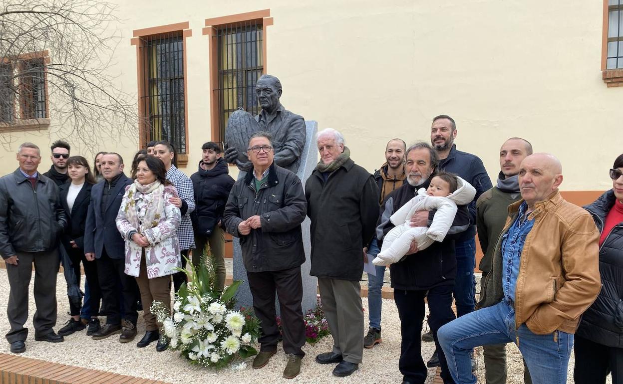 Instalan un busto de Casimiro del Álamo como homenaje a los agricultores
