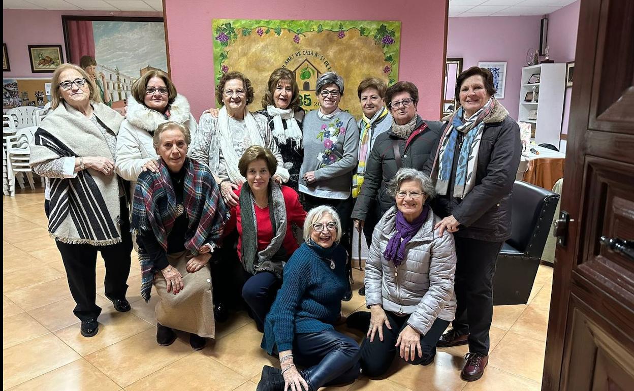 Miembros de la directiva y amigas en el homenaje a Carmen. 