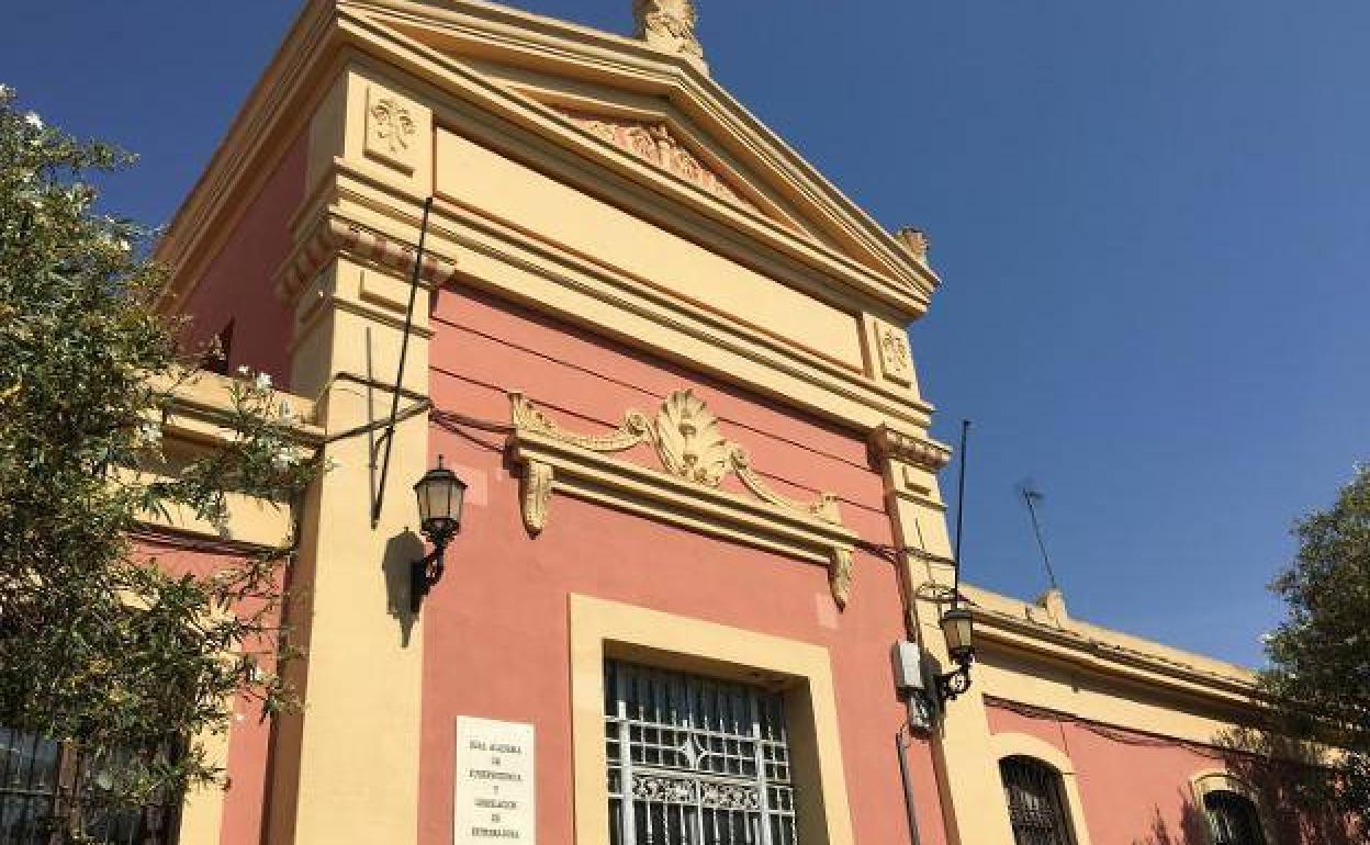 El viejo edificio da a la plaza del Corazón de María. 