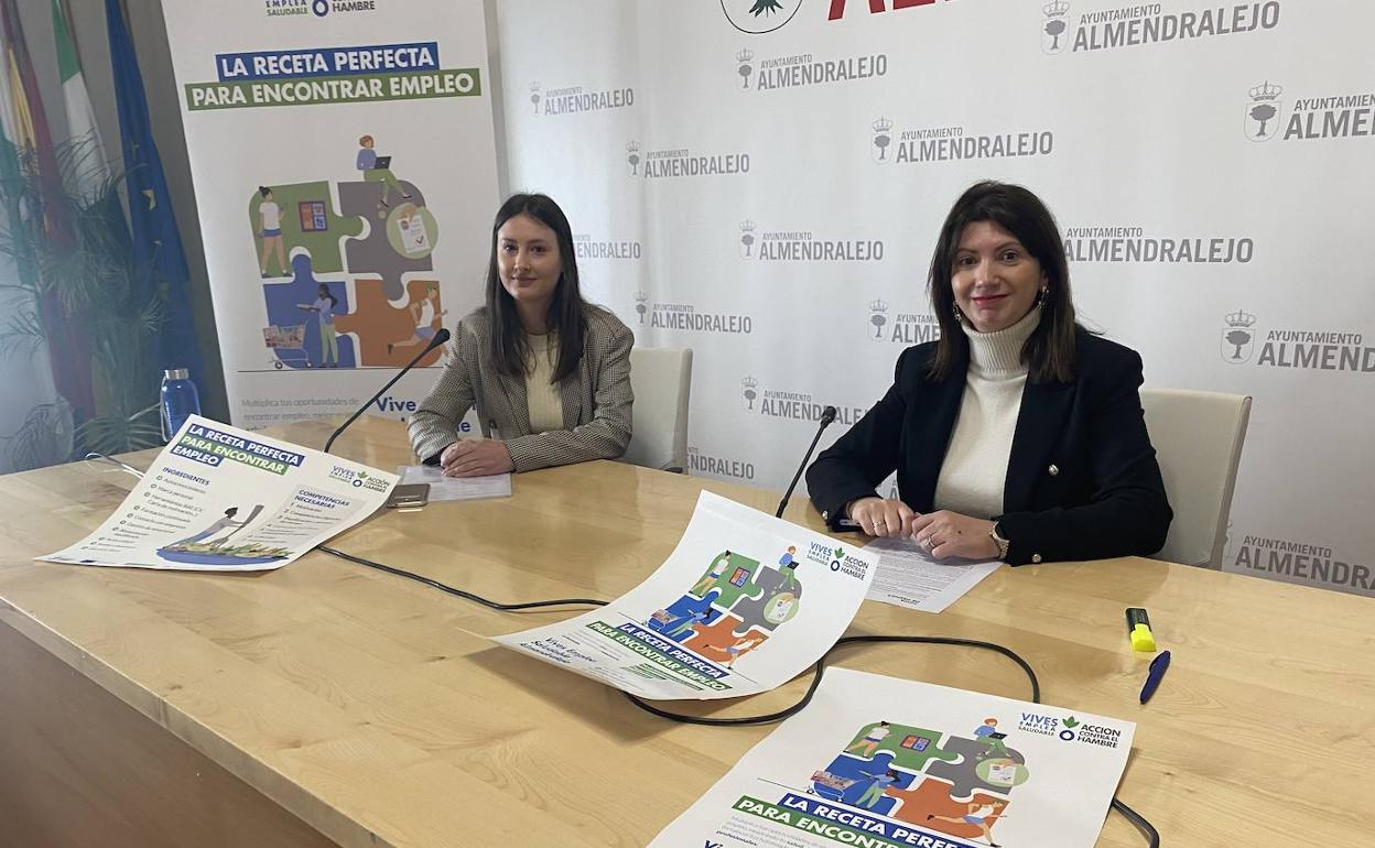 La técnica de Acción contra el hambre junto a la concejala (izq). 