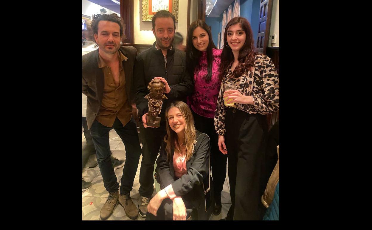 Pablo Ruiz Sánchez con el Goya en las manos junto a parte del equipo. 