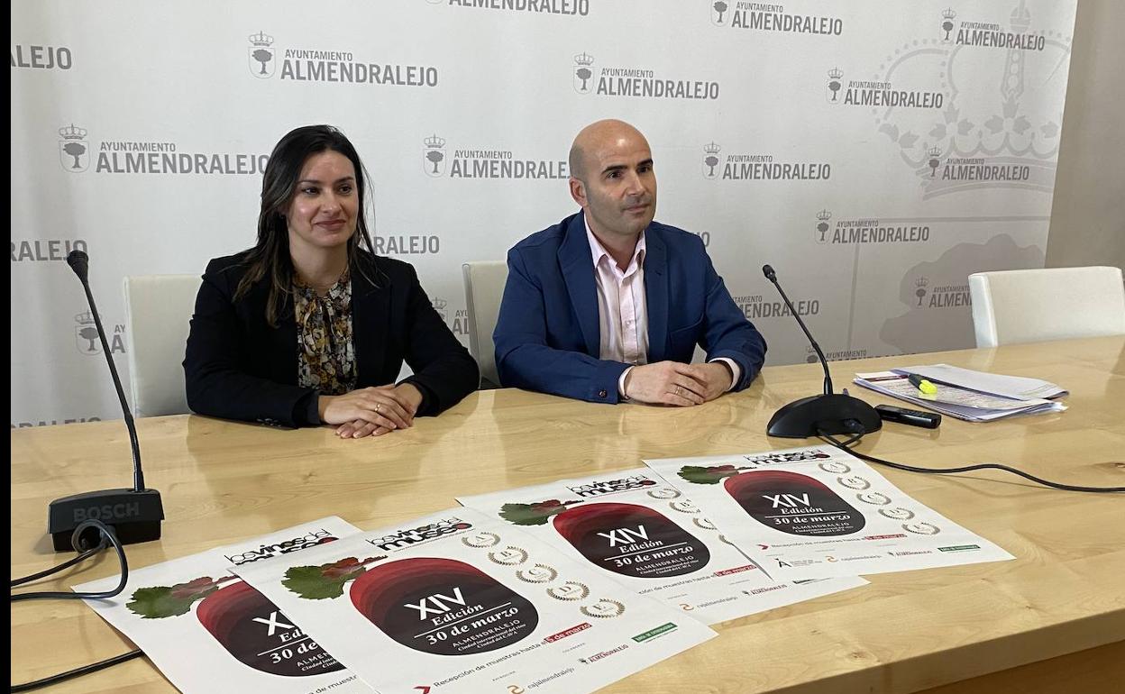 La representante de Cajalmendralejo junto al concejal Saúl del Amo. 