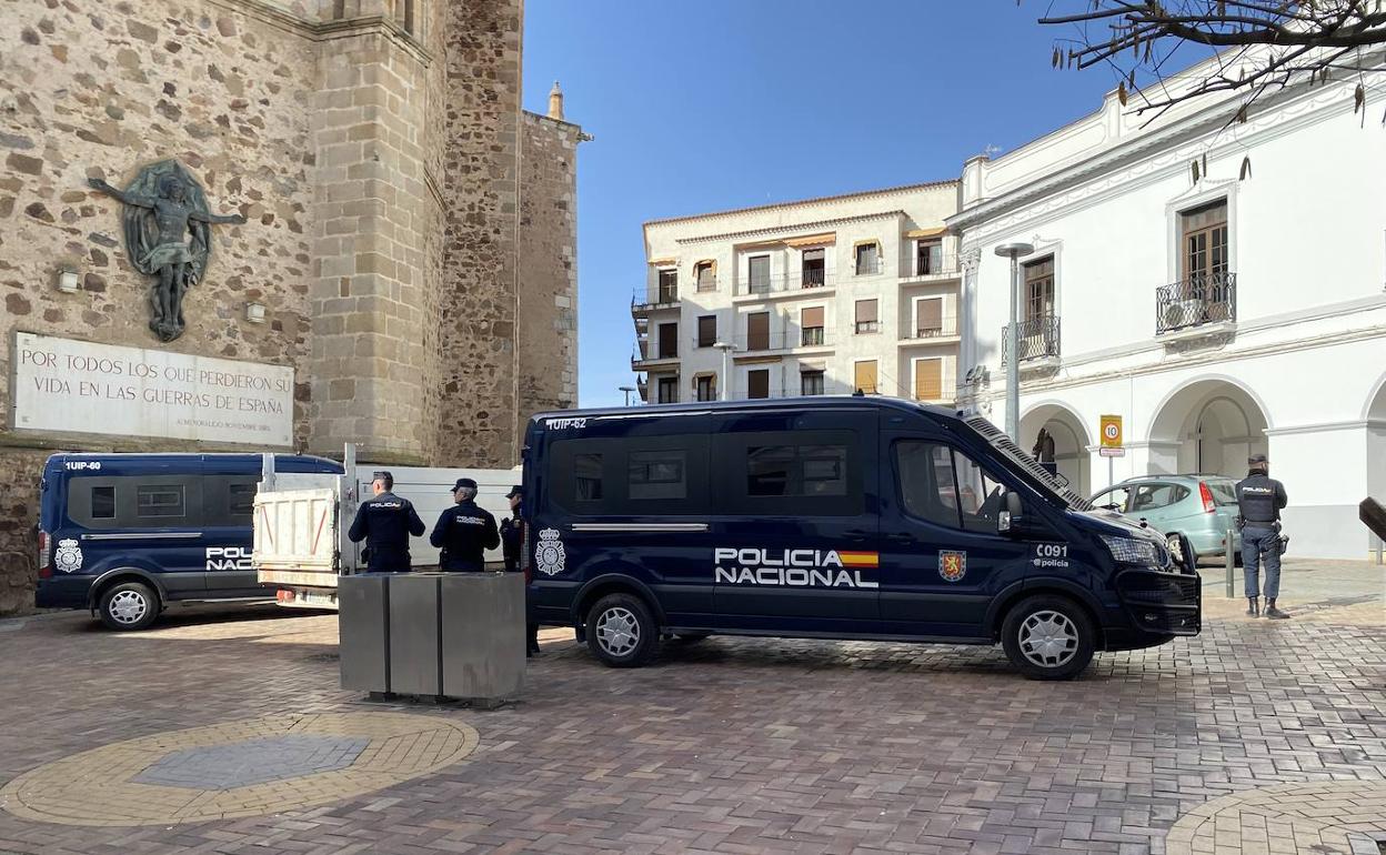 Los policías están custodiando la comisaría de Almendralejo desde el miércoles. 