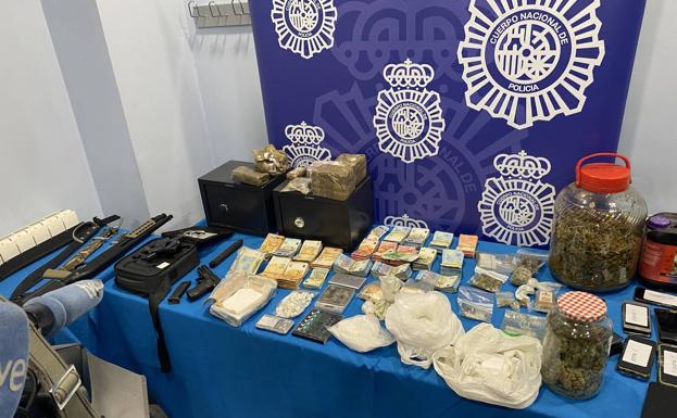 Material incautado en la operación, con armas, droga y 101.000 euros. 