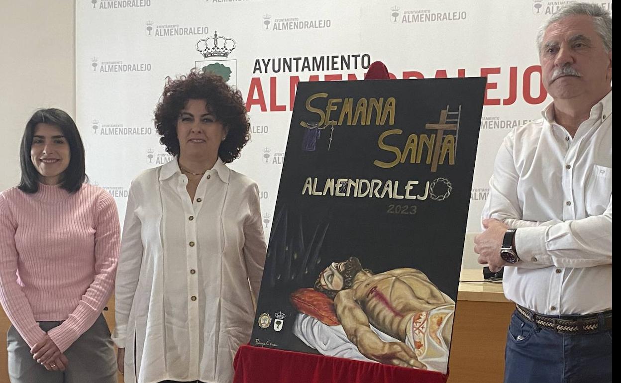 La concejala junto a María Paloma Cruz, autora del cuadro del cartel, y Antonio Caballero.