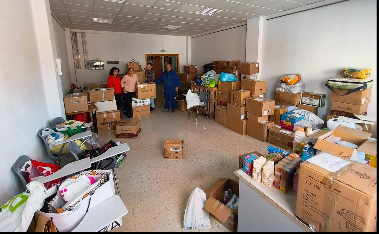 Algunas de las cajas recogidas y listas para ser enviadas a los damnificados por barco.