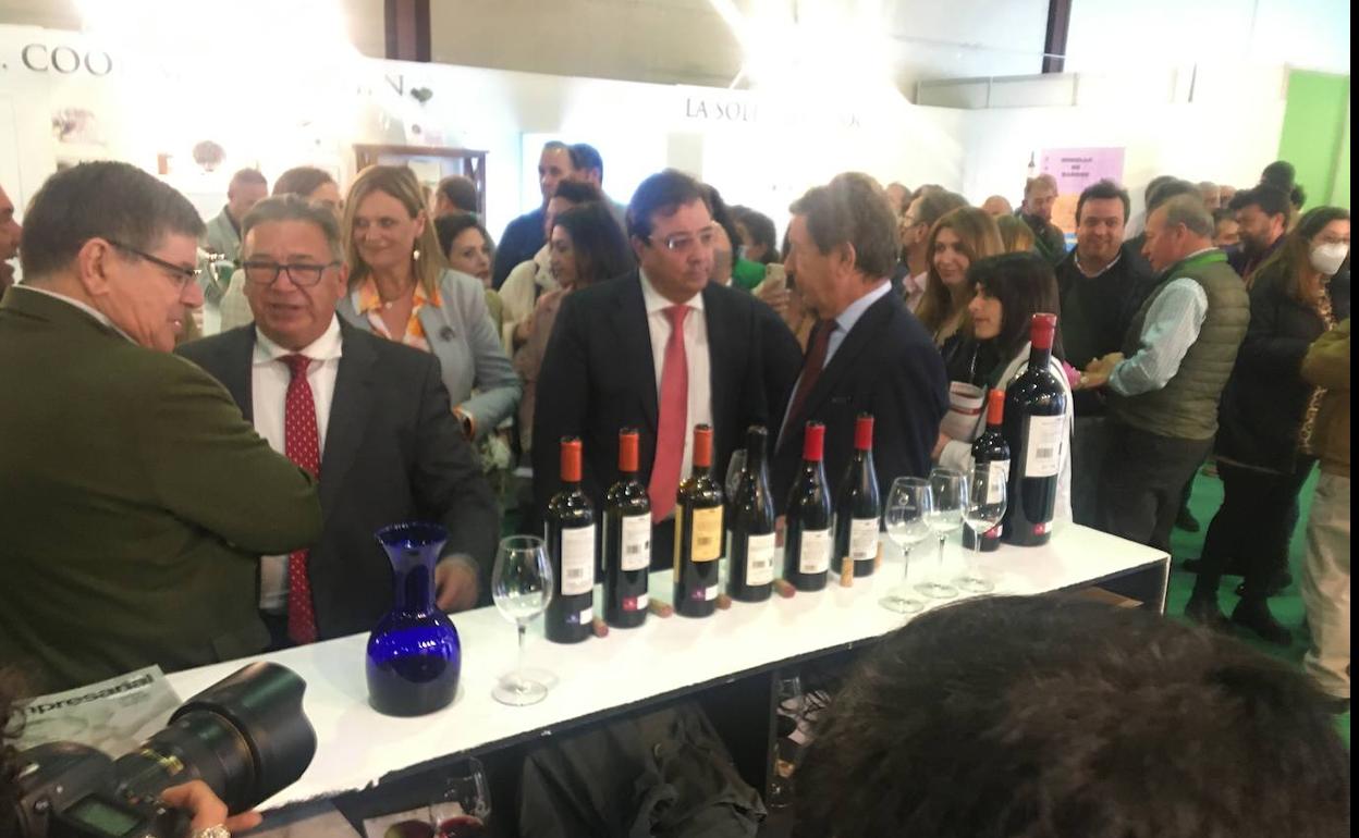 Las autoridades hablan con los bodegueros.