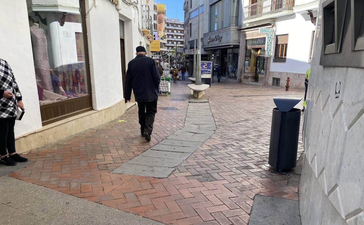 La obra permitirá renovar el pavimento exterior de este tramo de la calle. 
