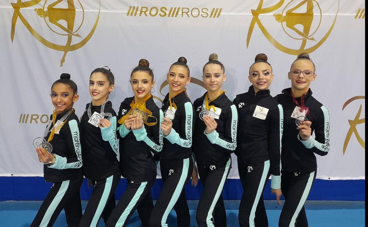 Las gimnastas muestran sus medallas logradas en Pantoja. 