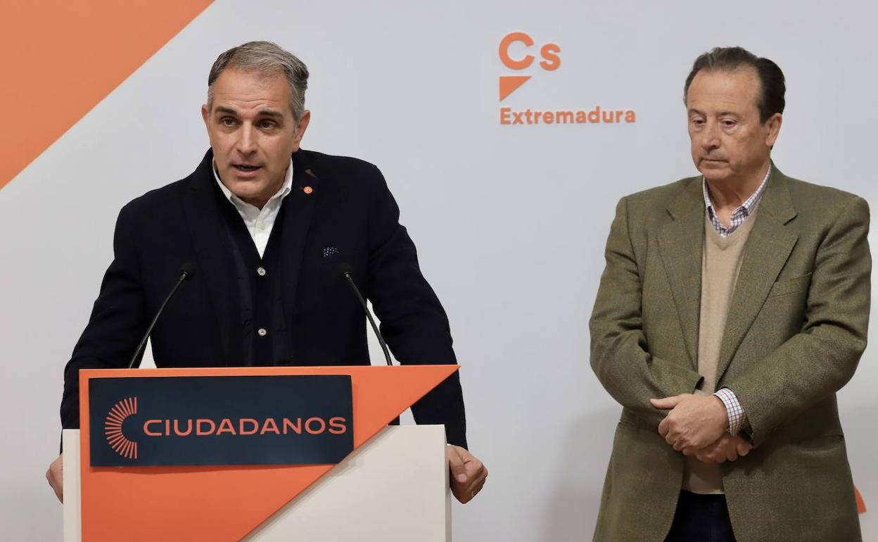 Juan Arias en el atril junto a Fernando Baselga, candidato regional. 