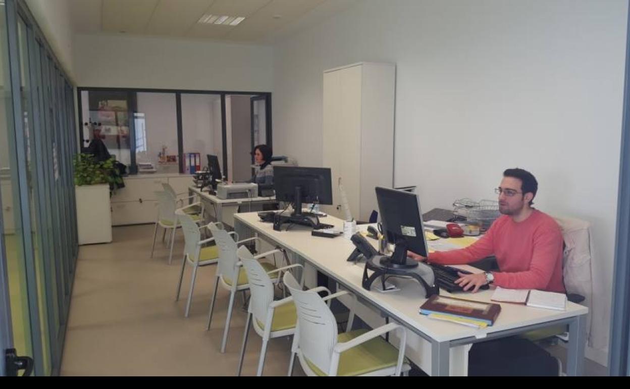 En el centro trabajan varios técnicos para la atención a ciudadanos.