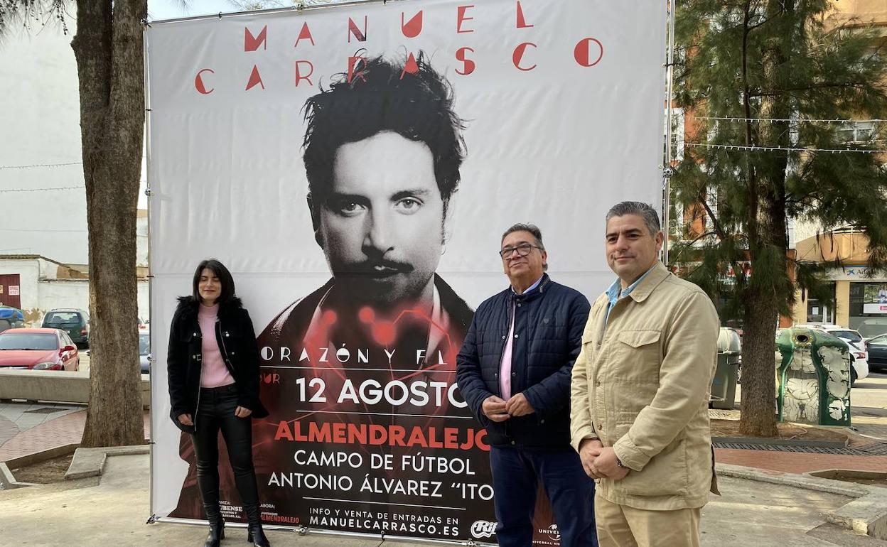 Las autoridades junto al promotor frente al cartel del concierto en Almendralejo. 
