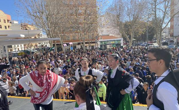 Un millar de escolares se concentran en la plaza de Extremadura este viernes.