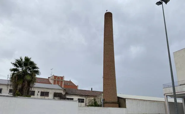 Esta chimenea, integrada en la casa adquirida por el ayuntamiento, también será rehabilitada. /g. c.