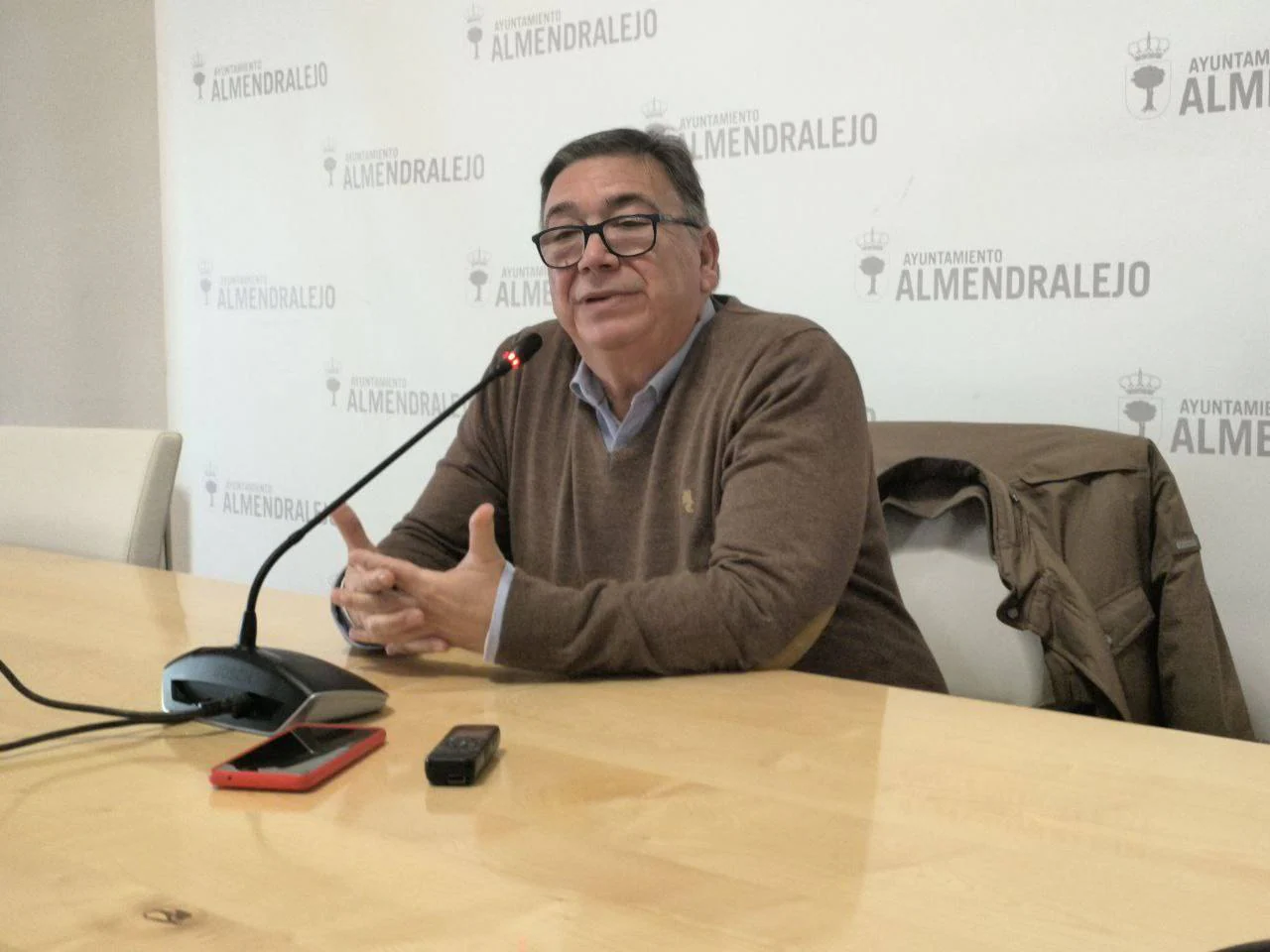 El alcalde de Almendralejo señala que «se está sacando de contexto» el tema del regadío