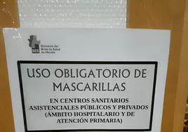 Uno de los carteles que puede verse en hospitales y centros de salud de Extremadura