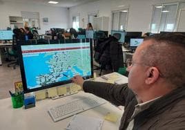 José Noriega muestra en su ordenador la posición de los camiones detenidos en Francia