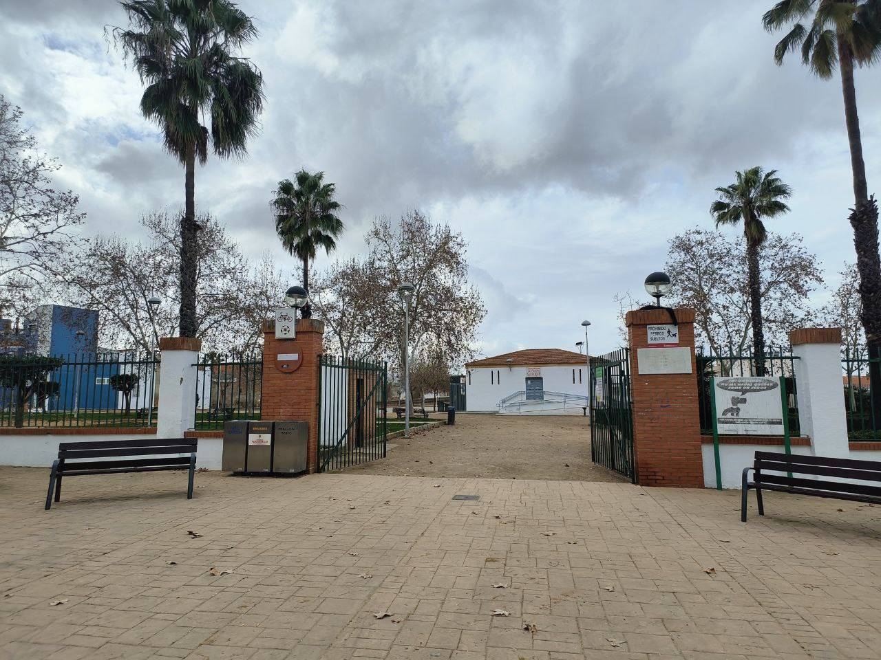 Entrada al parque Ramón y Cajal, lugar elegido para la convivencia del viernes