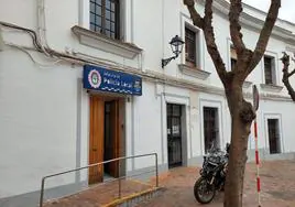Comisaría local junto a las antiguas dependencias de la Policía Nacional