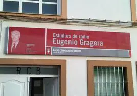 Exterior de la radio municipal con el rótulo de Eugenio Gragera en su fachada