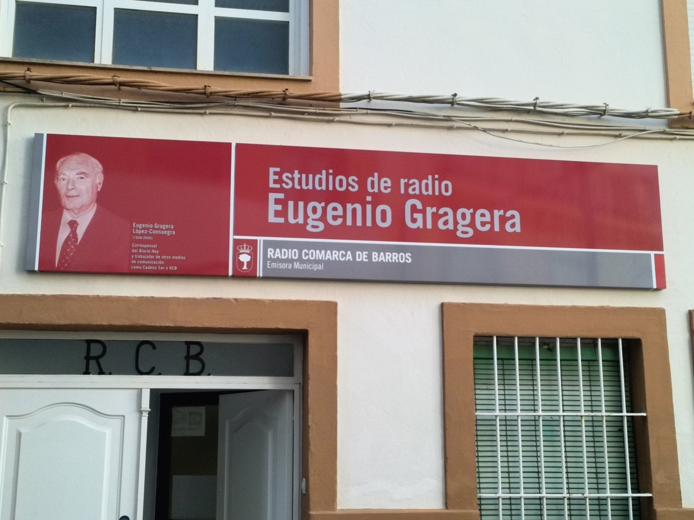 Exterior de la radio municipal con el rótulo de Eugenio Gragera en su fachada