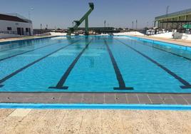 Piscina de verano en el polideportivo de Almendralejo