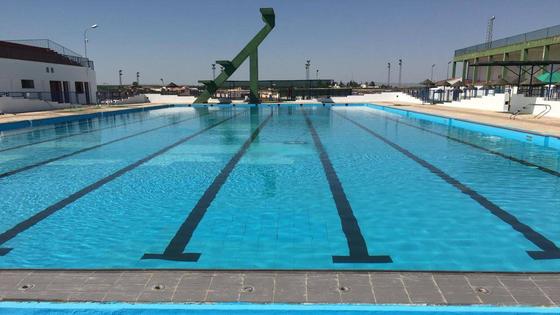 El Ayuntamiento, obligado a contestar a la plataforma contra la contaminación sobre la pérdida de agua de la piscina