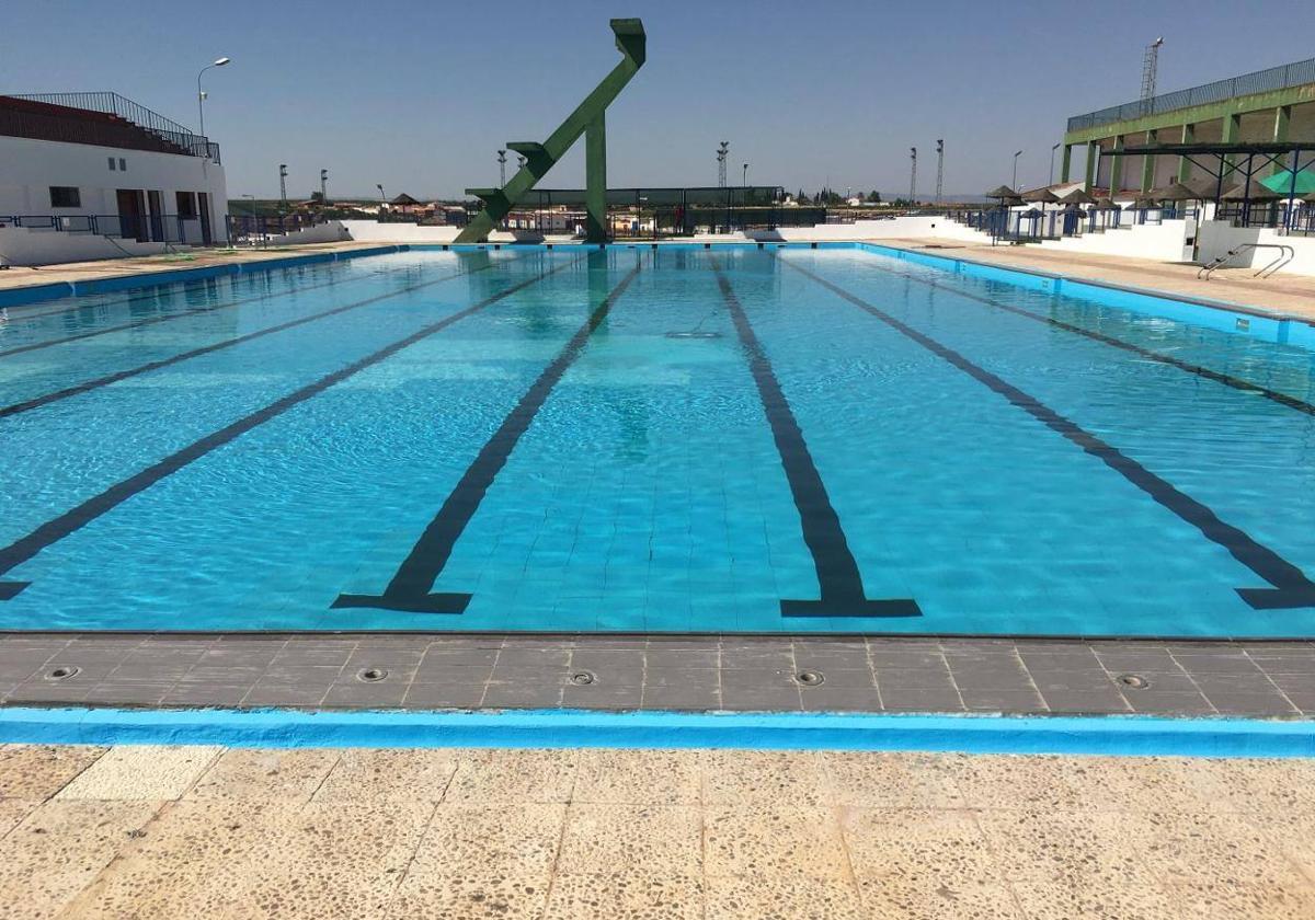 El Ayuntamiento, obligado a contestar a la plataforma contra la contaminación sobre la pérdida de agua de la piscina