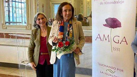 La pediatra Julia Jiménez Polo recibe el 'Premio Amiga