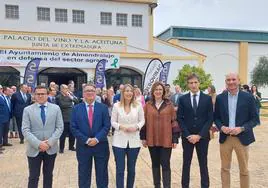 Autoridades a la entrada del Palacio del Vino y la Aceituna