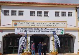 La entrada al Palacio del Vino y la Aceituna con la pancarta de apoyo al sector agrario