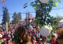 Imagen de la llegada del la procesión al lugar de la romería