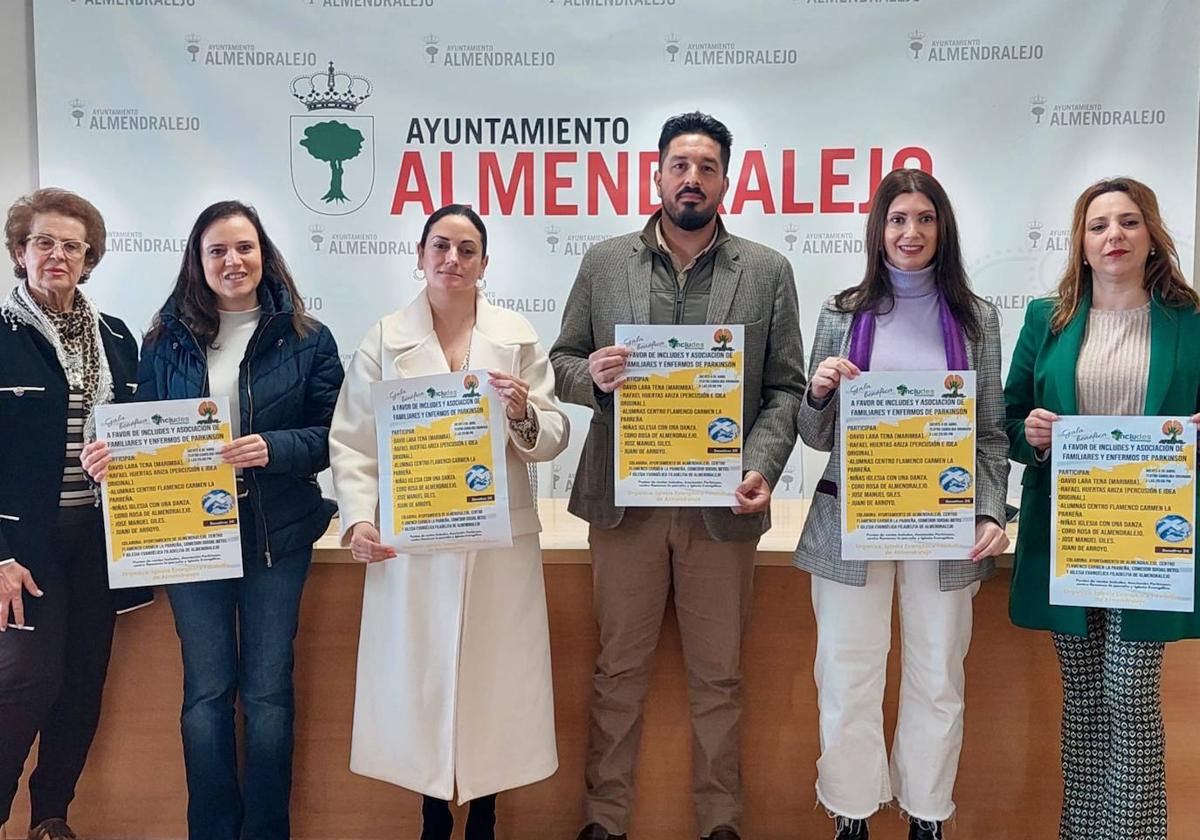 Organizadores y beneficiarios durante la presentación