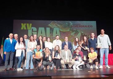 Foto de familia con los premiados y las autoridades a la conclusión de la gala