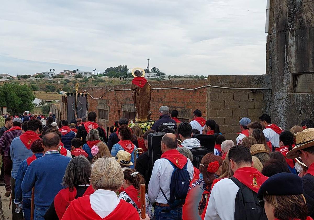 La procesión de San Marcos camino del lugar de la romería