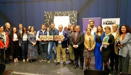 Imagen final de los premiados junto a las autoridades que asistieron al fallo del jurado
