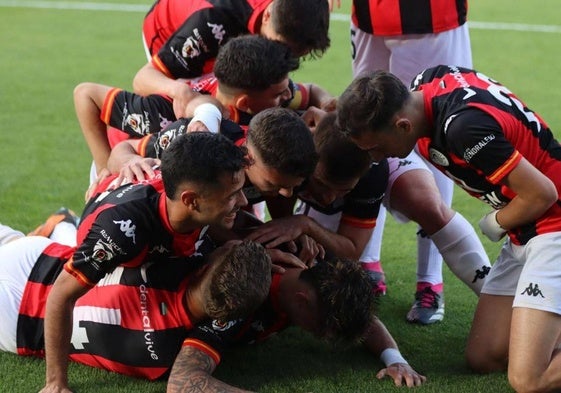 Los jugadores festejan el primer gol del partido ante el Chinato