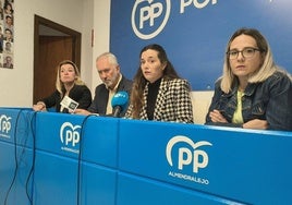 Adora Gutiérrez, en el centro, junto a más concejales del PP