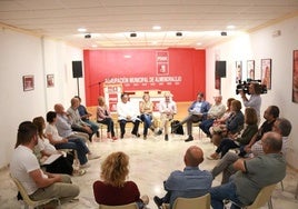 Momento de la reunión celebrada en la sede socialista de Almendralejo