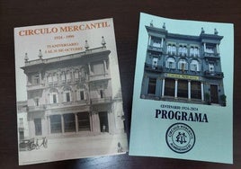 Detalle de los dípticos editados con la programación del 75 y 100 aniversarios.