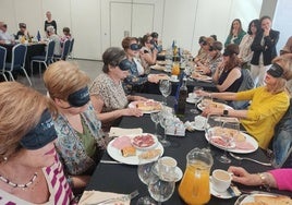 Varias participantes vivieron en primera persona las dificultades de comer sin ver