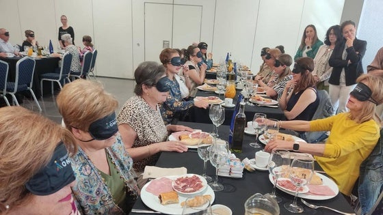 Un desayuno a ciegas para remover conciencias
